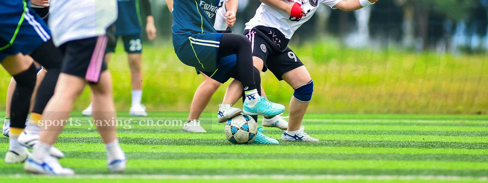 长曝光拍摄的观众席光点，横向铺开，光点密度由疏到密